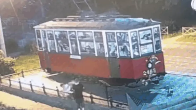 Vândalo tem queda espetacular ao tentar destruir bonde histórico — e acaba preso em flagrante