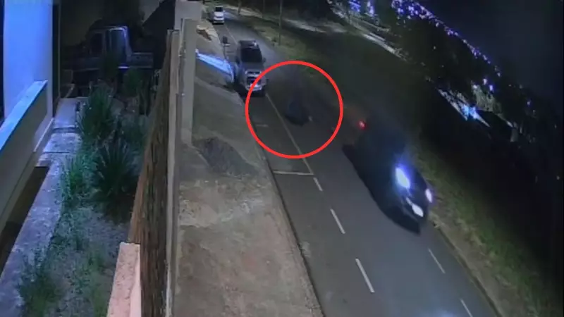 VÍDEO CHOCANTE: Carro desgovernado transforma rua de Catanduva em cenário de pesadelo e arremessa motociclista como um brinquedo