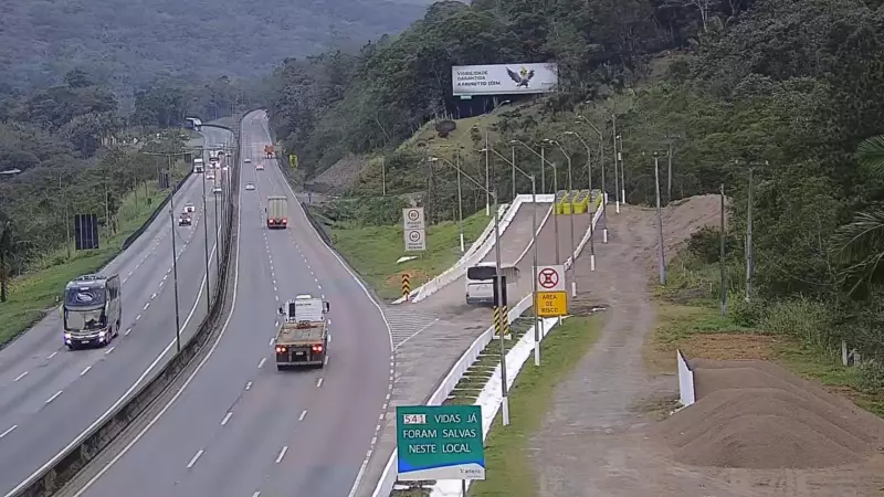 VÍDEO: Ônibus Executivo Vira de Ponta-Cabeça na BR-376 — Motorista e Passageiros Têm Escape Milagroso no Paraná