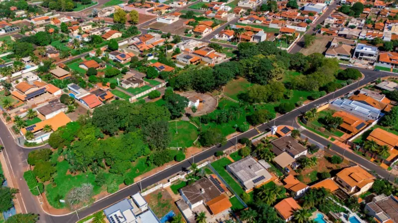 Vizinho invade banheiro e esfaqueia homem no vaso sanitário em MG: 'Mexeu com minha mulher'