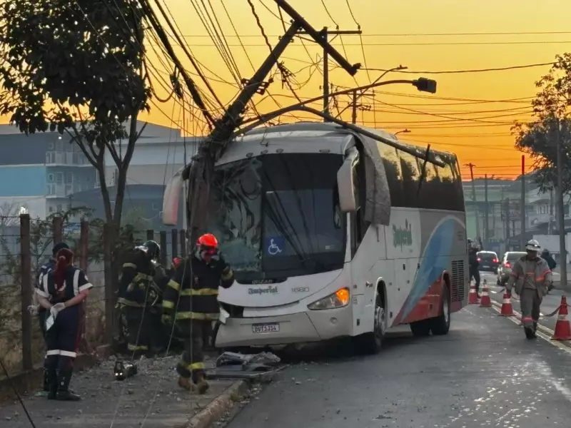 Acidente na Avenida Dois Córregos: Ônibus descontrolado colide com poste em Piracicaba