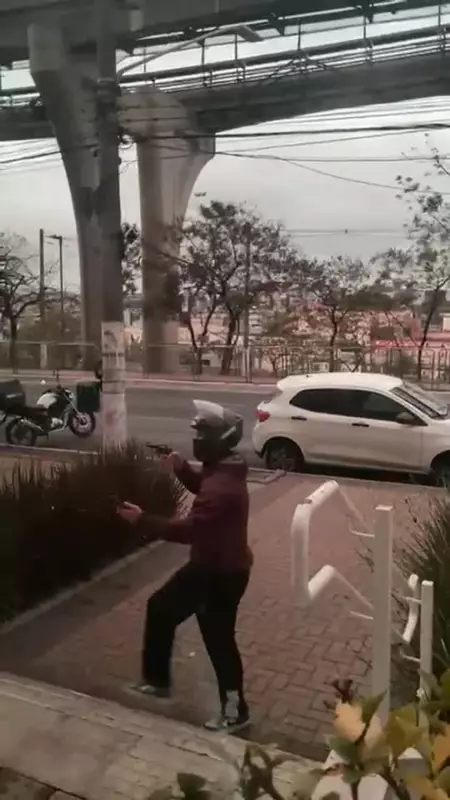 Assalto Brutal na Zona Sul: Criminoso Aterroriza Vítima com Ameaças de Morte e Grita Senha Aterradora