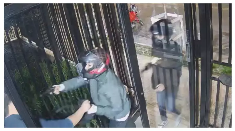 Assalto Ousado em SP: Bandido Salta de Moto e Invade Condomínio na Saúde para Roubar Casal — Veja o Vídeo Chocante!