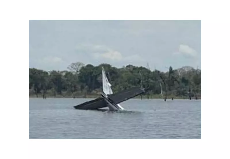 Avião com Meia Tonelada de Droga Cai em Represa no Amazonas: Piloto Foge Nadando