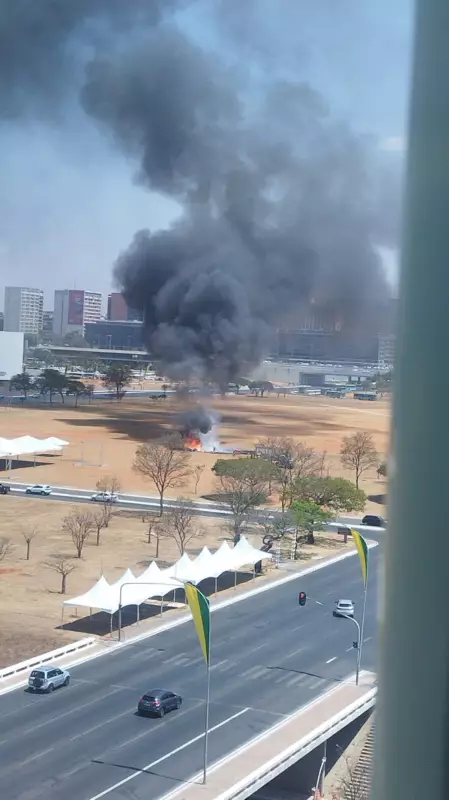 Banheiro Químico Vira Bola de Fogo na Esplanada: Incidente Bizarro Assusta Brasília
