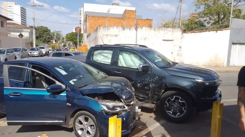 Batida entre carros deixa quatro feridos em Montes Claros: estado de saúde é estável