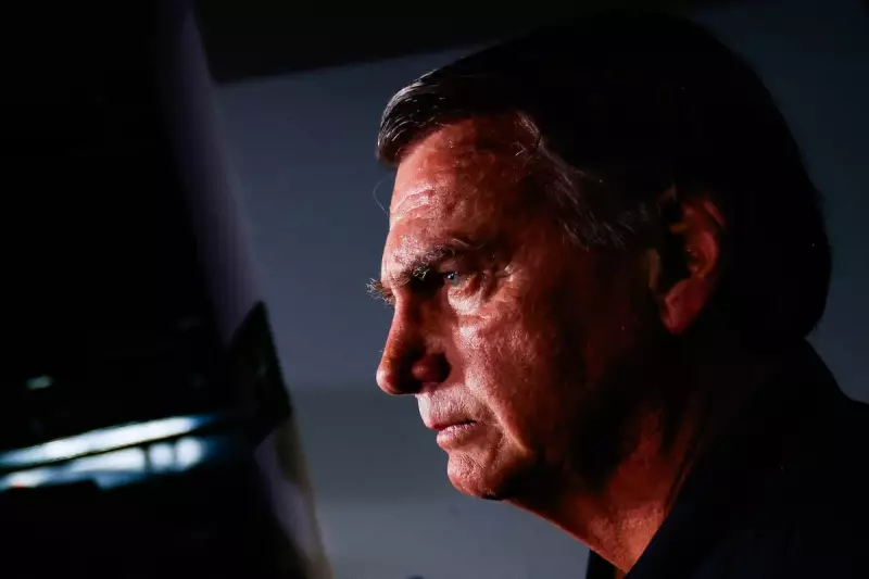 Bolsonaro em Casa: Saúde Frágil Impede Comparecimento a Julgamento no TSE, Revela Flávio