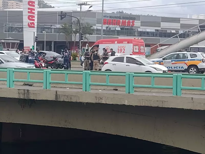 Briga no Trânsito de Juiz de Fora Termina em Violência: Motociclista Agride Motorista com Socos e Pontapés