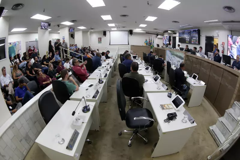 Câmara de Piracicaba Vota Mudanças que Impactam Aeroporto, Vale-Alimentação e Criação de Nova Loteria