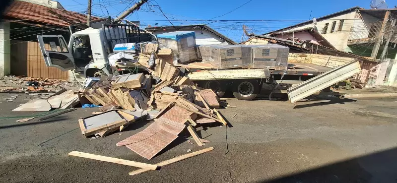 Caminhão Desgovernado Causa Caos Total em Laranjal Paulista: Muro, Poste e Carros Destruídos!
