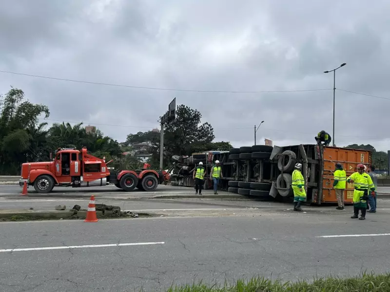 Caminhão Tomba com Carga de Resina e Interdita BR-101 em Joinville — Veja o Caos no Trânsito
