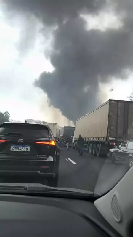 Caminhão Tomba e Interdita Rodovia Anhanguera em SP: Confusão no Trânsito e Operação para Retirar a Carga