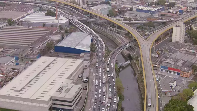 Caos na Avenida do Estado: Acidente Envolvendo 6 Carros, Caminhão e Moto Paralisa Trânsito no Ipiranga, SP
