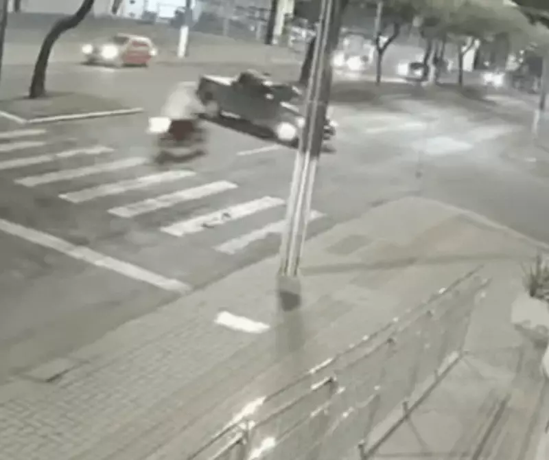 Cena de Pesadelo em SC: Motorista Arremessa Motociclista e Segue Viagem como se Nada Tivesse Acontecendo