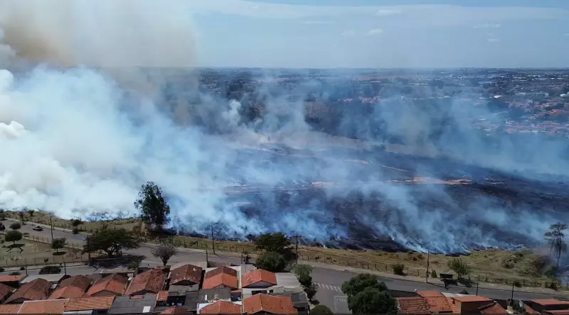 Cerquilho em Alerta: Bombeiros Lutam Contra Incêndio em Área de Mata Preservada