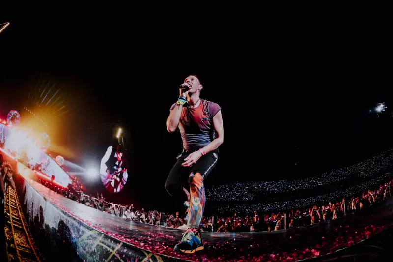 Chris Martin do Coldplay gera polêmica ao vestir suposta fantasia antissemita em show na Argentina