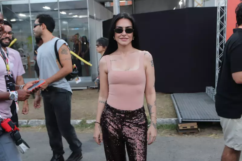 Cléo Pires viraliza com respostas curtas a repórter — e famosos saem em defesa da atriz