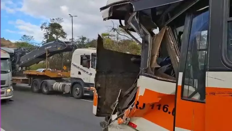 Colisão entre caminhão e ônibus na Rio-Santos deixa feridos e interdita pista em Angra dos Reis