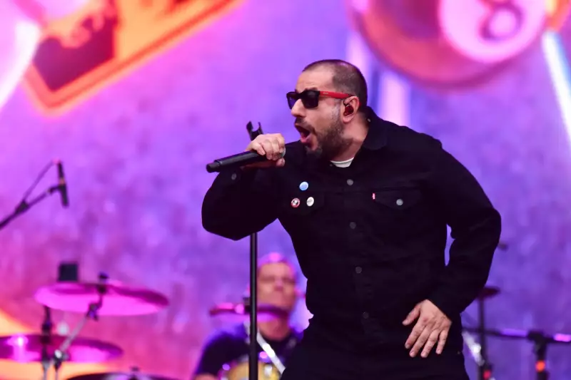 CPM 22 arrasa no The Town com show nostálgico e público vira coral de karaokê roqueiro