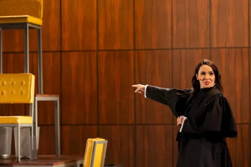 Débora Falabella Brilha em Fortaleza com 'Prima Facie': Tudo sobre o Espetáculo Premiado que Estremece a Cena Cultural
