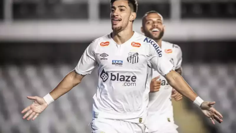 Ex-jogador do Santos perde a cabeça e detona câmeras de segurança da casa da ex: vídeo viraliza