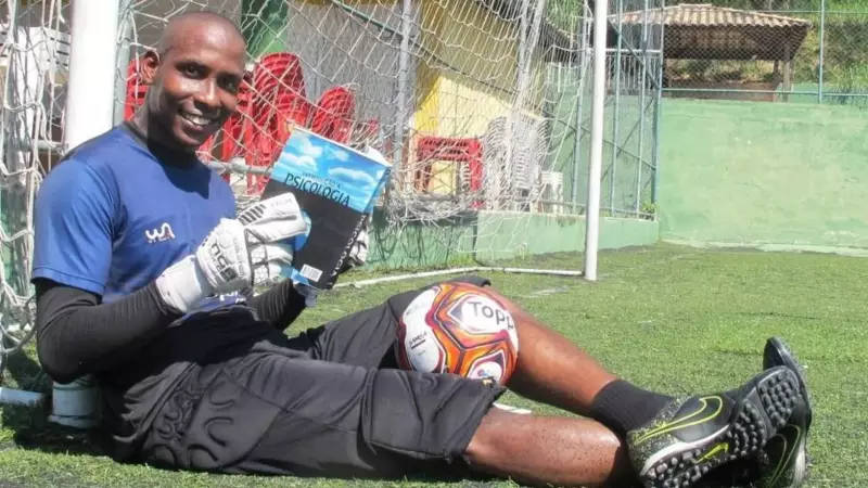 Ex-promessa do futebol que jogou com Neymar e Alisson se forma em psicologia e mira Seleção Brasileira