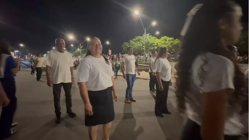 Família vira atração emocionante no desfile em tributo à Escola Hilda Mota, em Santarém