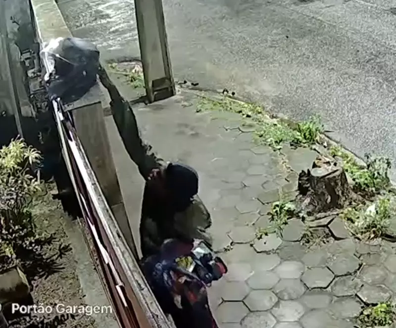 Furto Ousado em Campos: Bandido Invade Residência e Leva Bicicleta, Capacete e Ferramentas
