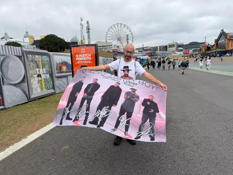 Homenagem Inesquecível: Fã Leva Bandeira dos Backstreet Boys ao The Town em Memória de Melhor Amiga