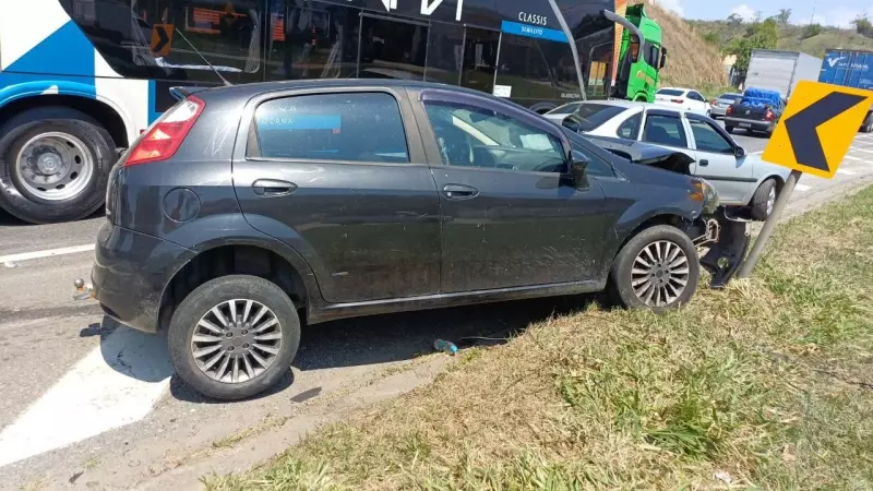 Idoso se Feriа Gravemente em Colisão na Via Dutra, em Barra Mansa — Estado é Estável