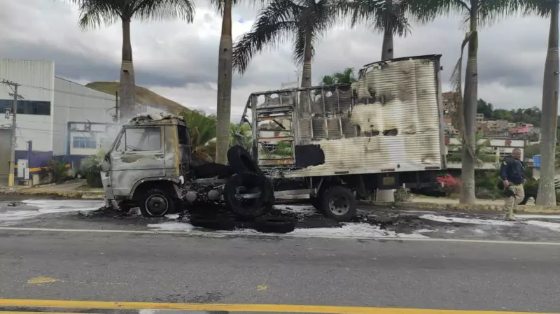 Incêndio de Grandes Proporções Consome Caminhão na BR-393 em Barra Mansa — Veja Vídeos