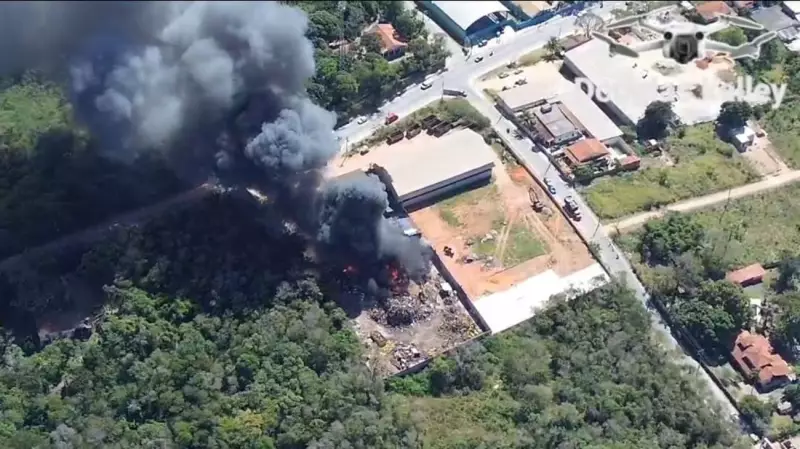 Incêndio de Grandes Proporções Consome Galpão de Reciclagem em Saquarema e Assusta Moradores