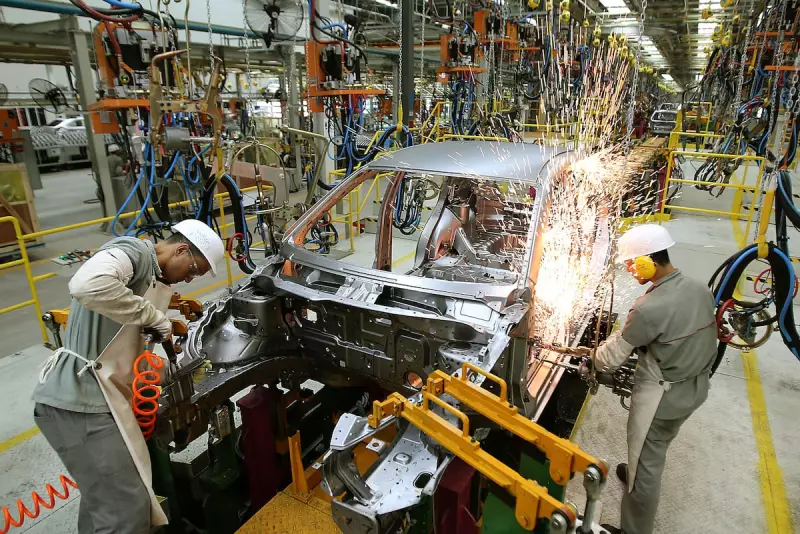 Indústria Brasileira Estagna: Quatro Meses Sem Crescimento, Mas 2025 Ainda no Azul