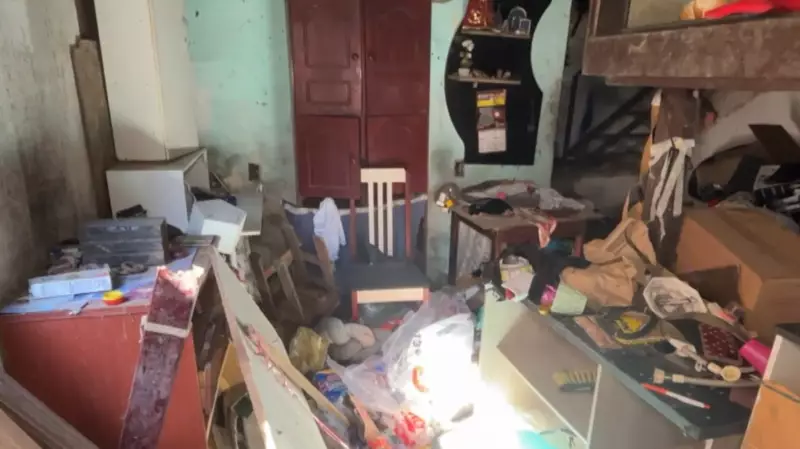 Influenciador mobiliza mutirão de limpeza em casa de acumulação na Grande SP — veja a transformação