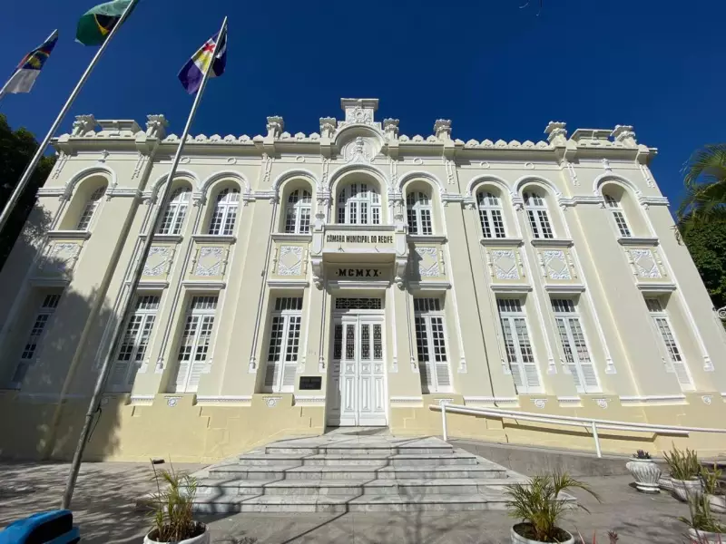 Intervalo Bíblico nas Escolas do Recife: Projeto Aprovado Gera Polêmica ao Retirar Garantia de Liberdade Religiosa