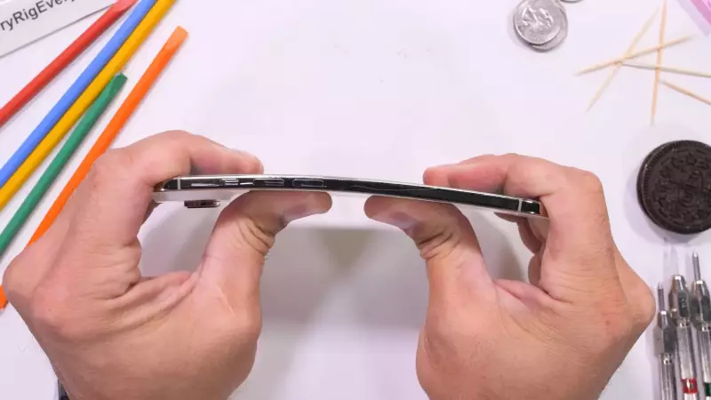iPhone Air Sobrevive a Tortura Extrema? Teste de Dobra Radical Deixa Todos de Queixo Caído