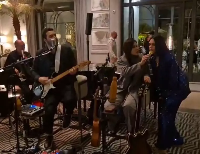 Jessie J faz show surpresa em hotel de São Paulo e deixa fãs em choque