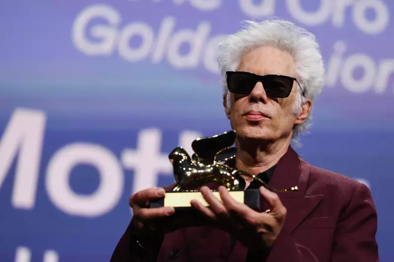 Jim Jarmusch Conquista Veneza: 'Father Mother Sister Brother' Leva o Leão de Ouro em Noite Histórica