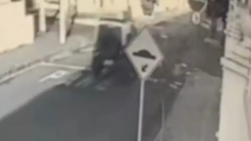 JIPE CAPOTA APÓS AVANÇAR PARADA E SER ATINGIDO POR ÔNIBUS EM UBERLÂNDIA | VÍDEO CHOCANTE
