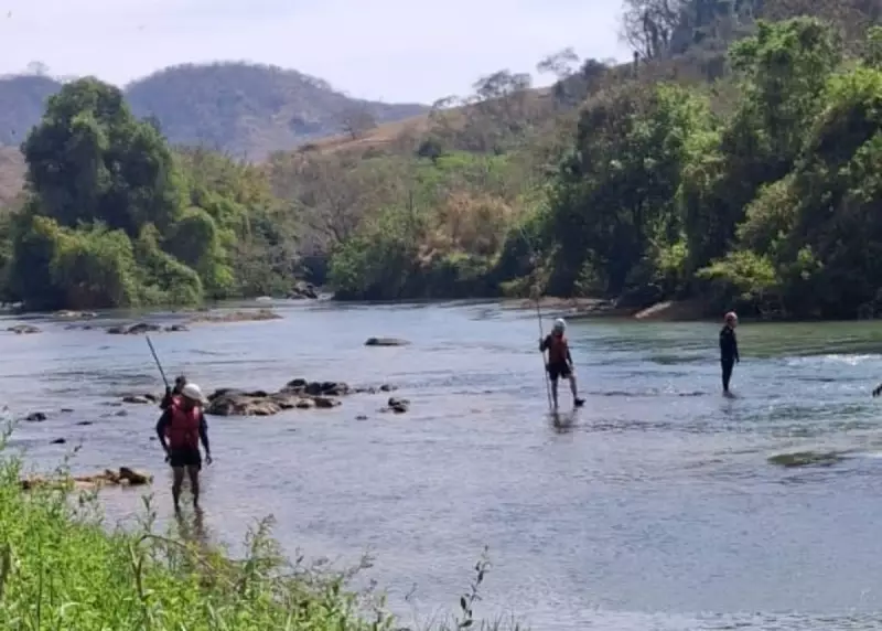 Jovem desaparece após escorregar e cair em rio durante passeio em MG; buscas continuam