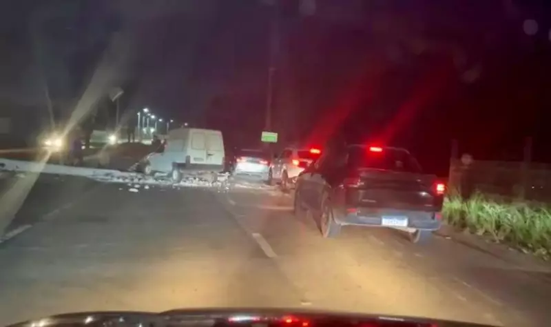 Macapá em Alerta: Acidente Bizarro Derriba Poste e Deixa Bairro Inteiro no Escuro!