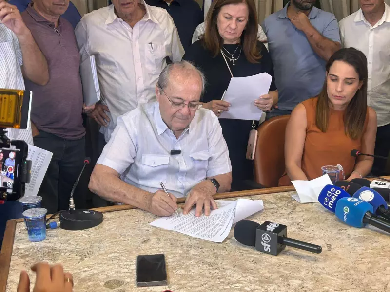 Mais de 100 garis formam fila em Teresina para migração à nova empresa de limpeza urbana
