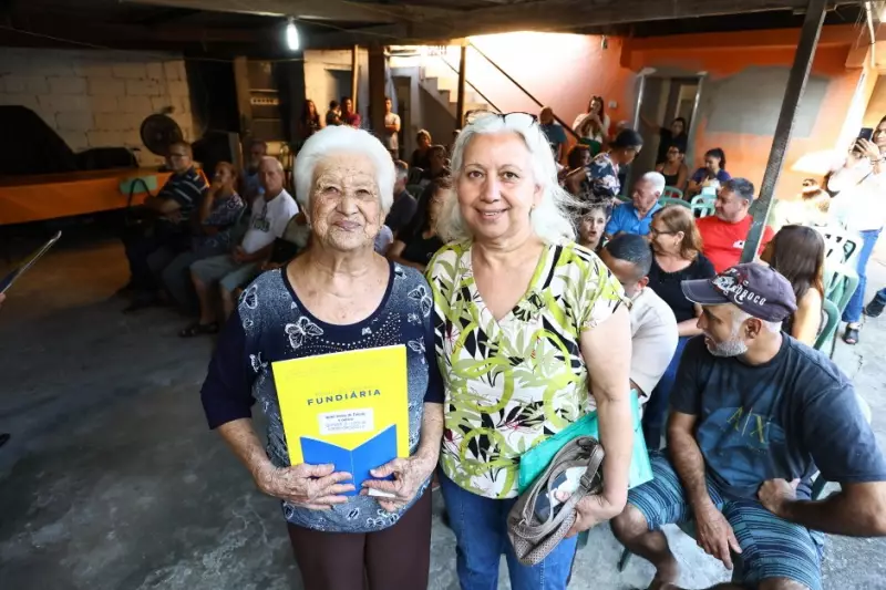 Mais de 50 Famílias em São José dos Campos Recebem Títulos de Propriedade em Cerimônia Emocionante