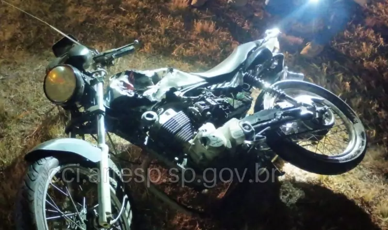 Motorista Foge Após Grave Acidente Envolvendo Moto, Carro e Ônibus na SP-310