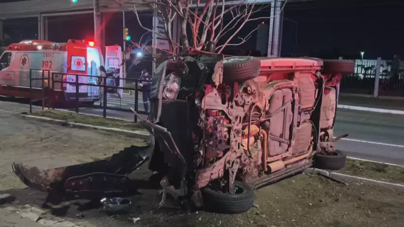 Motorista perde controle, capota carro e tenta agredir agentes da EPTC em Porto Alegre