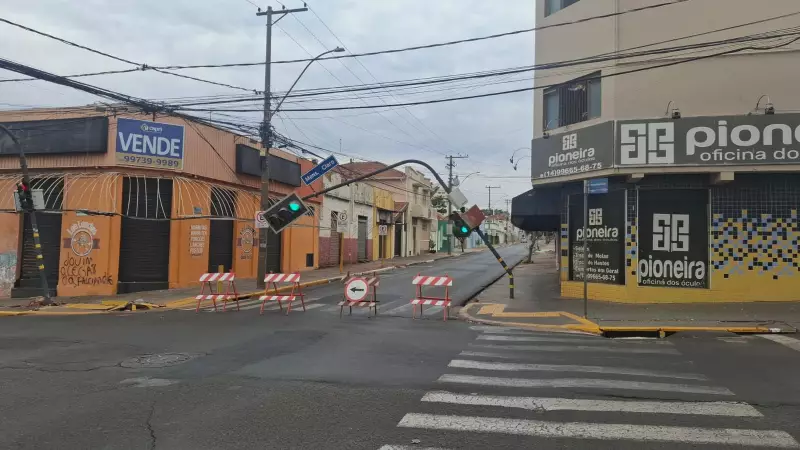 Motorista Tem Mal Súbito e Ônibus Colide com Semáforo em Bauru: Veja o Que Aconteceu