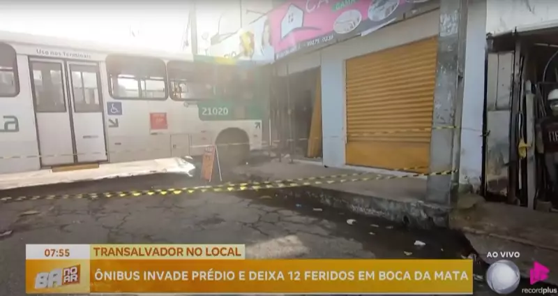 Ônibus Colide com Prédio no Coração de Salvador e Agora Enfreta Burocracia para Remoção