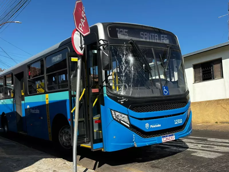 Ônibus Descontrolado em Piracicaba: Motorista Perde Controle e Colide com Placa de Trânsito