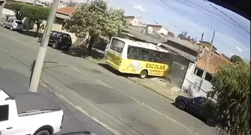 Ônibus Escolar Invade Residência em Nova Odessa: Veja o Vídeo Chocante!