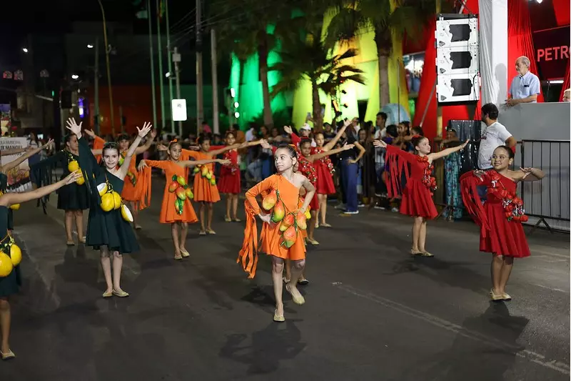 Petrolina em Festa: Desfile dos 130 Anos Homenageia Geraldo Azevedo com Esbanjo de Cultura e Tradição